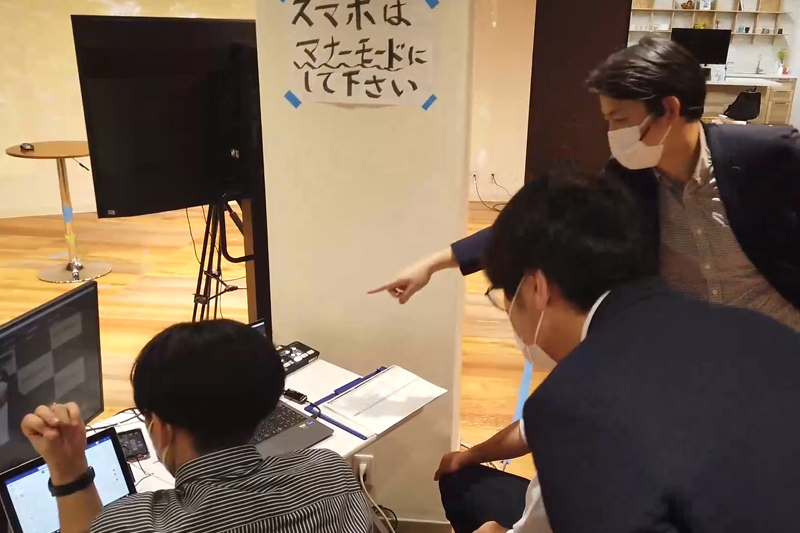 お客様に配信方法をレクチャーするNTT東日本の社員