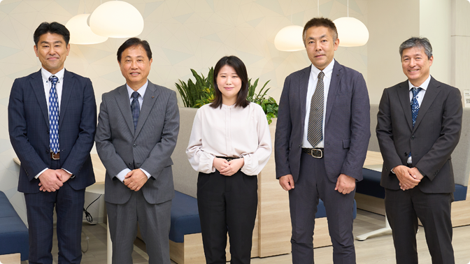 （左から）NTT東日本 東京事業部 ビジネスイノベーション部 ビジネスイノベーションセンタ 第三ビジネスコンサルティンググループ 担当課長 林、日本コムシス株式会社 通信基盤EX事業本部 企画部 担当部長 加藤氏、企画部 兼 技術部カイゼン推進部門 中南氏 、担当部長 窪田氏、NTT東日本 東京事業部 ビジネスイノベーション部 ビジネスイノベーションセンタ 第三ビジネスコンサルティンググループ 菅野