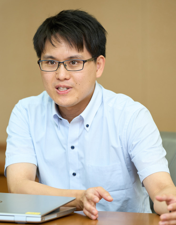 イメージ：綾瀬市　経営企画部　企画課 政策経営担当　主事　石渡 健太郎氏