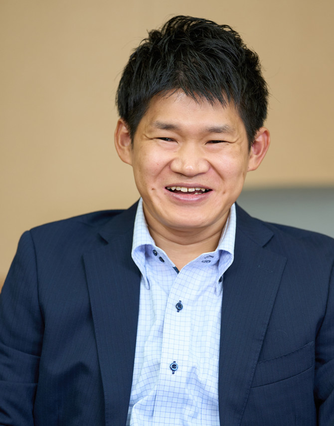 イメージ：綾瀬市　経営企画部　参事 兼 行財政改革・DX推進担当課長　松本 茂樹氏