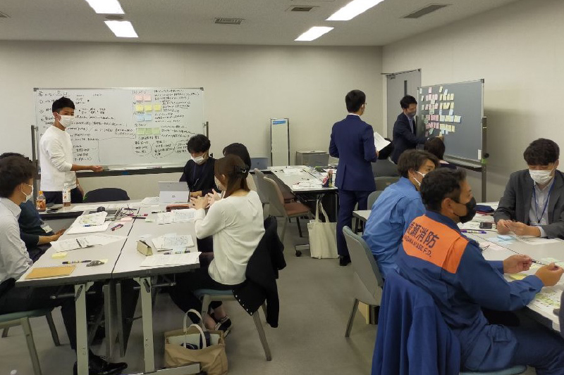 イメージ：ワークショップは伴走型の実践研修。約3ヶ月にわたって実施した。集合研修は全4回