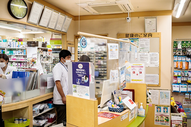 イメージ：薬局の防犯を第一に考え、ギガらくカメラの導入を決断する