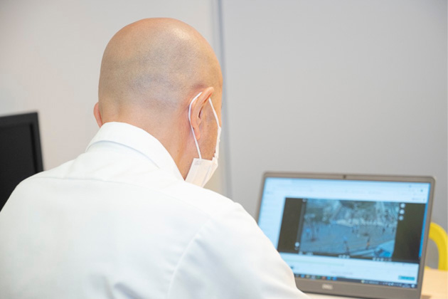 イメージ：工事・配線が不要なカメラを導入し、街路の死角をカバーする03