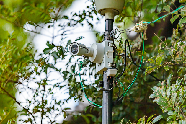 イメージ:境内から通学路まで視野に入れて監視し、地域の安全に貢献していく-02