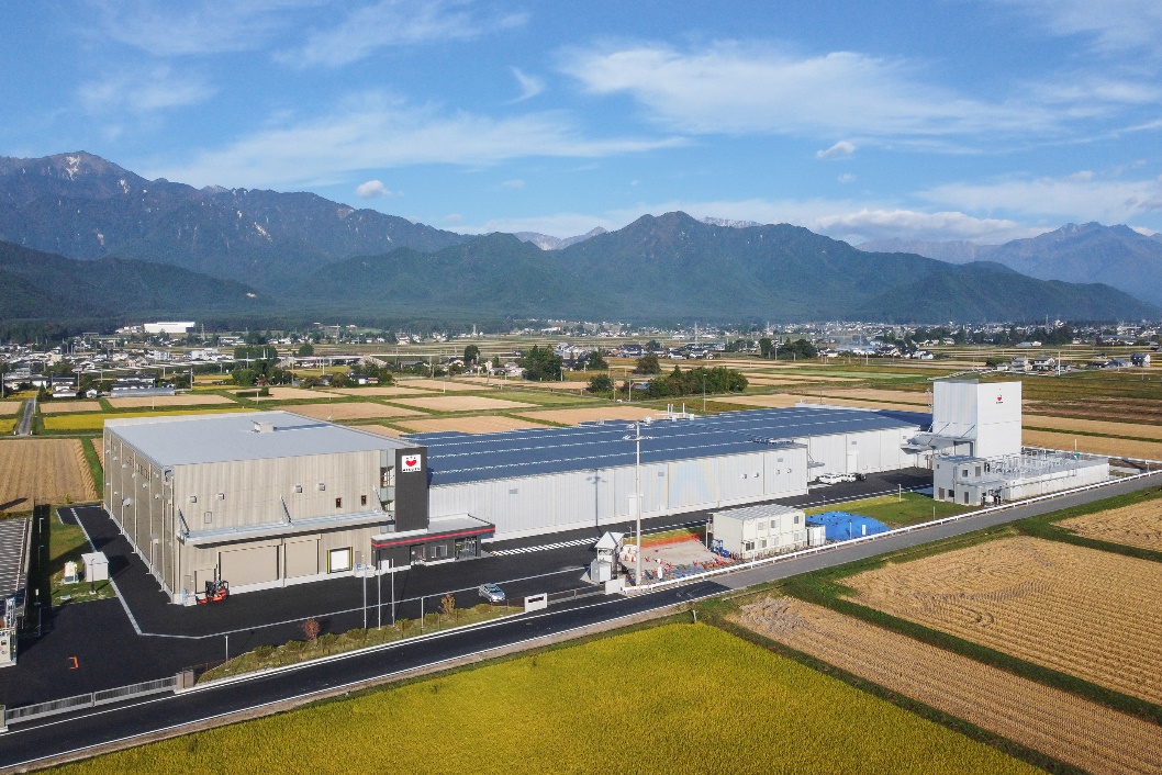 イメージ：日本人の食生活に根ざした大豆製品を手がける。安全・安心な製造を見守るギガらくカメラ02