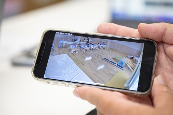 イメージ:「保護者の目から見えない保育園」を打破すべく、施設内を映すカメラを導入