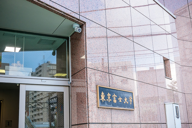 イメージ：分散した教室棟、グラウンドで一元的に管理できる防犯カメラを導入