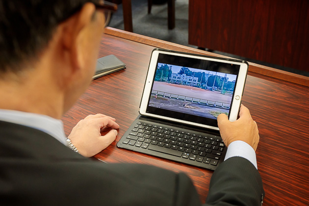 イメージ：分散した教室棟、グラウンドで一元的に管理できる防犯カメラを導入02