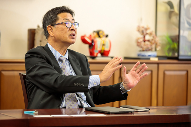 イメージ：分散した教室棟、グラウンドで一元的に管理できる防犯カメラを導入03