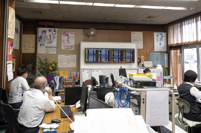 イメージ:「監視するだけ」の既存カメラから、機動的なギガらくカメラへ