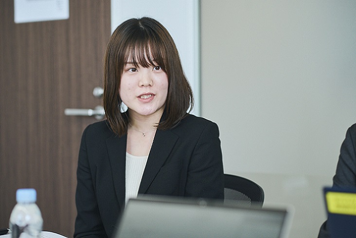 イメージ：紙と手作業による業務から脱却。手間と時間が1/2まで削減。電話サポートで現場に安心感