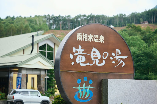 イメージ：お客さま対応しながらの総務業務で大きな負担。タイムカードによるアナログな勤怠管理