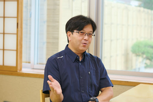 イメージ：体制変更と施設が増えたことで勤怠管理のデジタル化を決定。決め手はコストと使いやすさ