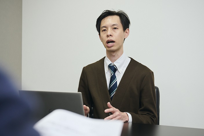 イメージ:買い手とのやり取りが紙と対面で行われてきた不動産売買。タイムラグや郵送費が悩みに