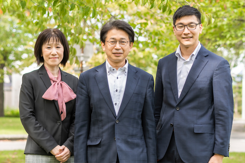 イメージ：（左から）NTT東日本　北海道支店　第一ビジネスイノベーション部　マーケティング担当（ＳＥ）　主査　秋山 香織、VCグループ VC担当　営業担当課長代理　古坐 岳志、マーケティング担当　泉 雄介