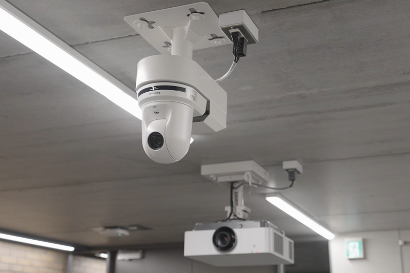 イメージ：プロジェクター設置位置は可視範囲を計算して決定