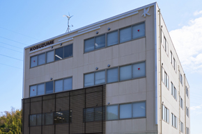 イメージ：本社事務所内も現場とのやり取りも。 人材不足に悩む建設業界で “社内ICT環境一新”が業務効率化を強力推進！