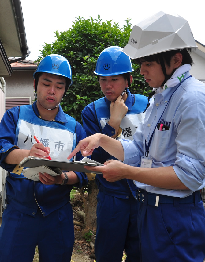イメージ：「大阪府北部地震における建物被害認定調査の様子」