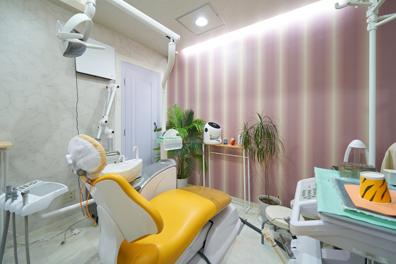 イメージ：明るい雰囲気の診察室。治療台同士が離れており、プライベートにも配慮されている