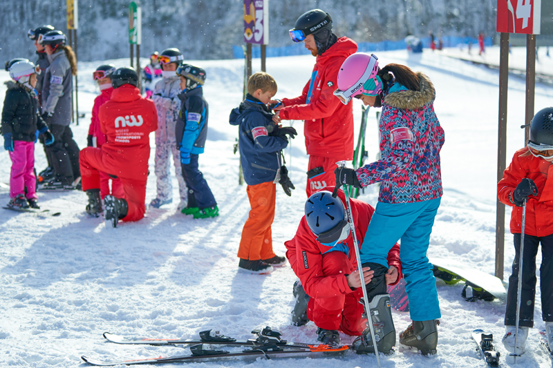 イメージ：真紅のスキーウェアは歴史あるNISSのインストラクターの証
