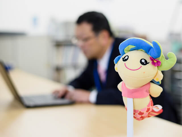 イメージ：教職員から子どもたちへ――。 ICT教育を加速させる！