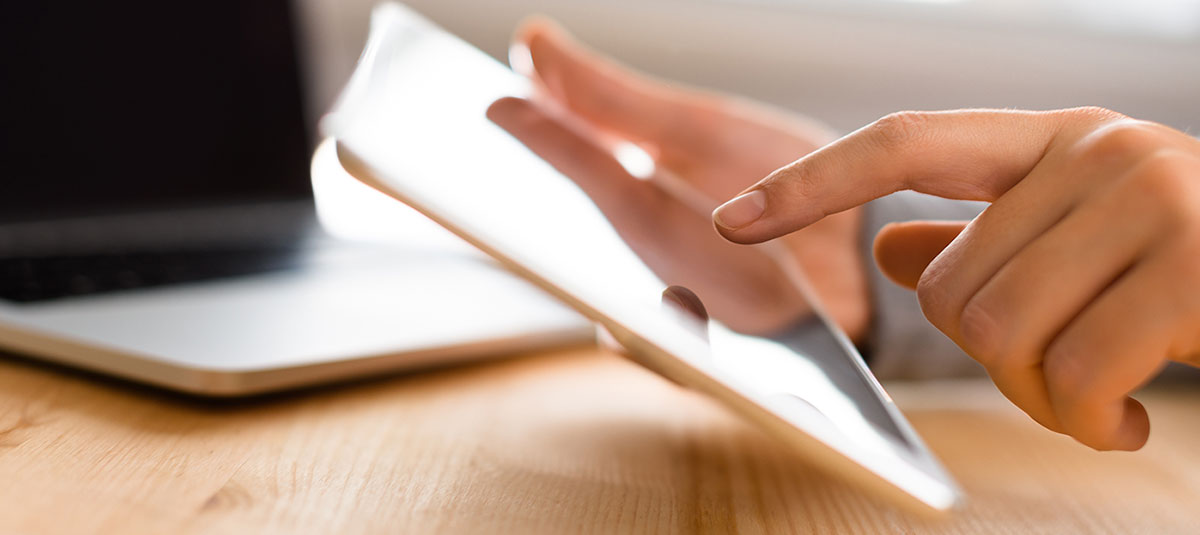 イメージ：実用性＋「楽しさ」を両立した、「AIチャットボット」による市民への利便性の高い行政サービスの提供 ～行政サービスの情報提供や道路・公園遊具の破損報告受付など、LINEやHPにて双方向の市民サービスを24時間365日で提供～