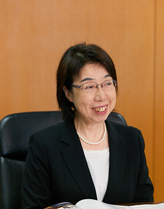 イメージ：流通経済大学 総合情報センター 井川信子 センター長（法学部教授）