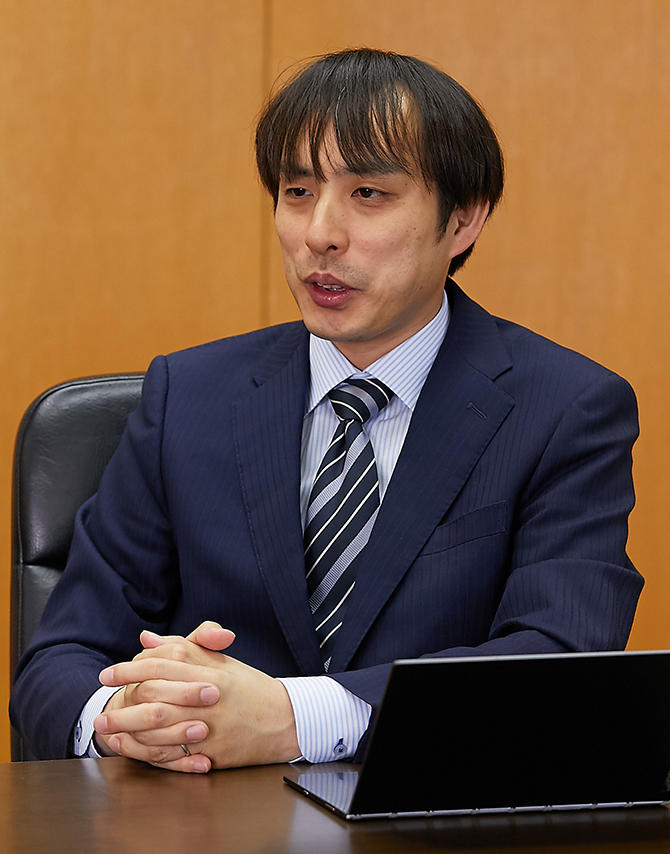 イメージ：流通経済大学 総合情報センター 図書情報グループ 情報システム課 青砥光一 係長