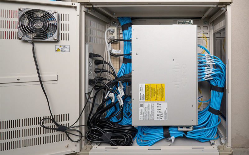 イメージ：臨床教育研究棟では300本以上のLANの再配線を実施、スイッチやケーブルは教員居室からEPSへ移設