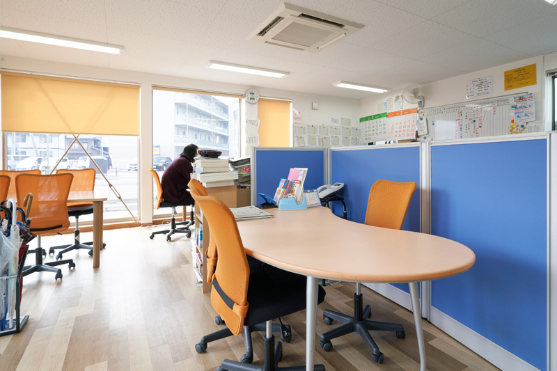 イメージ：クラウドサーバーの導入で快適な通信環境が整ったオフィス