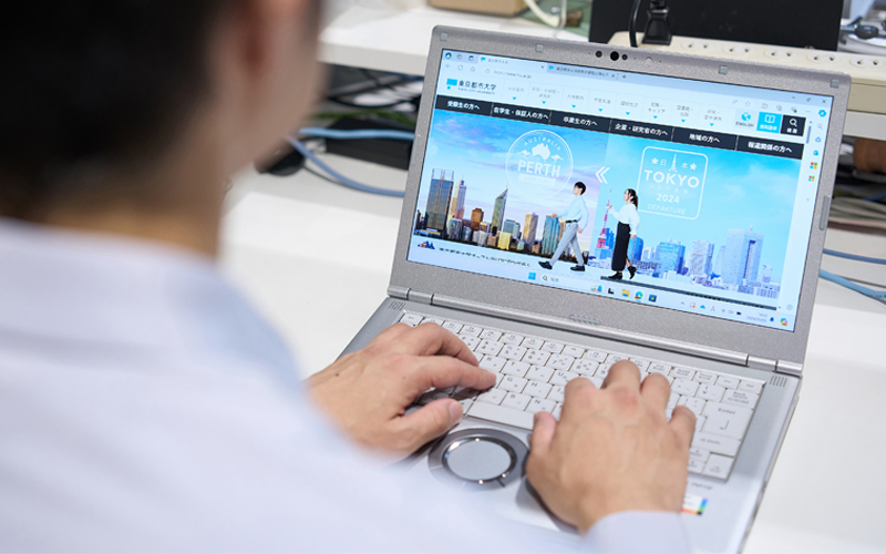 イメージ：職員はいつでもどこでも仕事ができる環境に。ペーパーレス化も促進されている