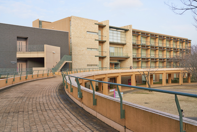 イメージ：府中キャンパスの中央広場をぐるりと1周する「円形回廊」は東京外国語大学のシンボル。