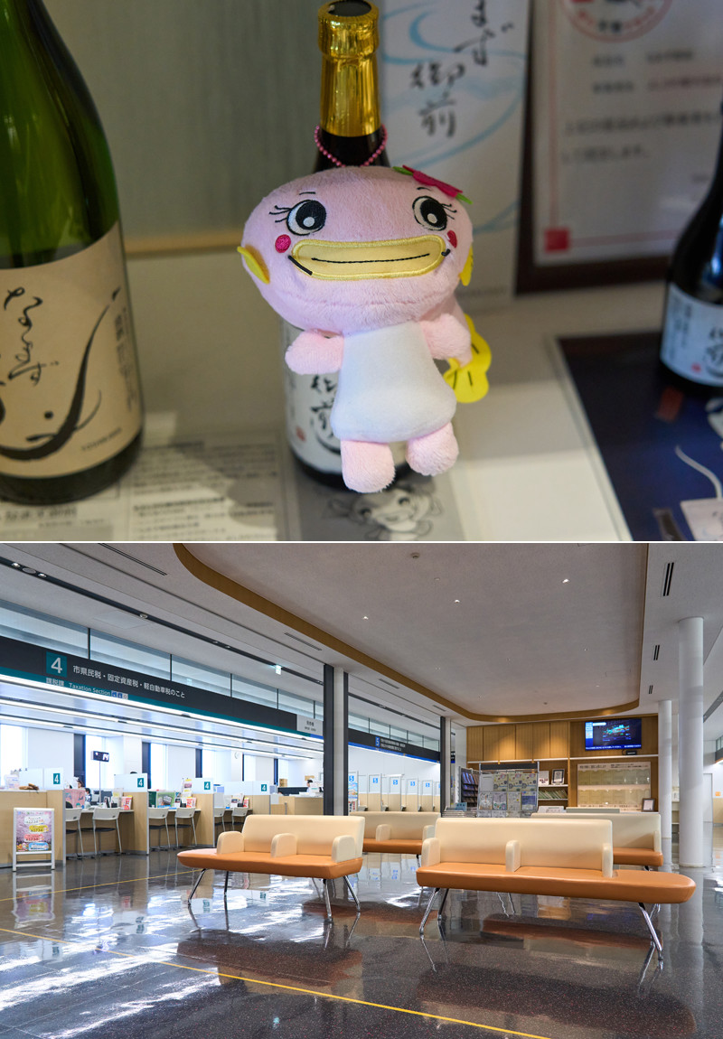 イメージ：吉川市イメージキャラクター「なまりん」。市役所入口には特産品の展示がある（上）。明るく開放的な雰囲気の吉川市役所（下）