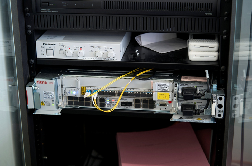 イメージ：ラックに実装されたIOWN APNの回線終端装置