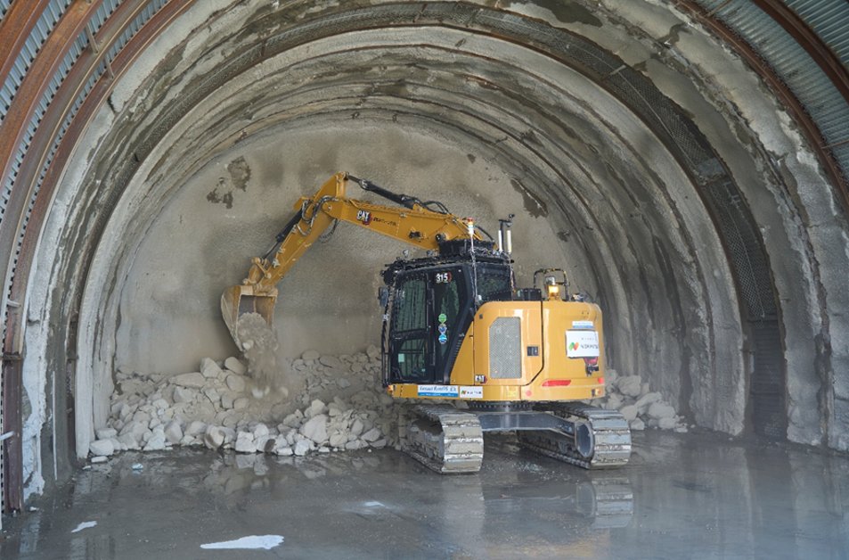イメージ：N-フィールド内の模擬トンネル施設。実際の工事現場の切羽では建機とともに作業員が働く