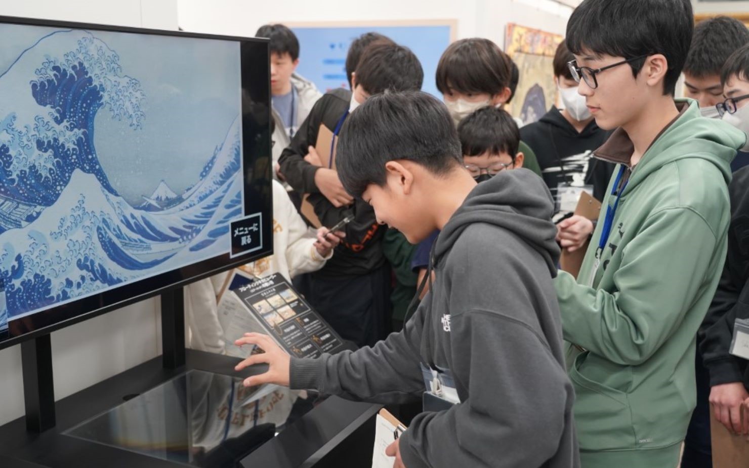 イメージ:"NTTe-CIty Labo”を見学する生徒たち