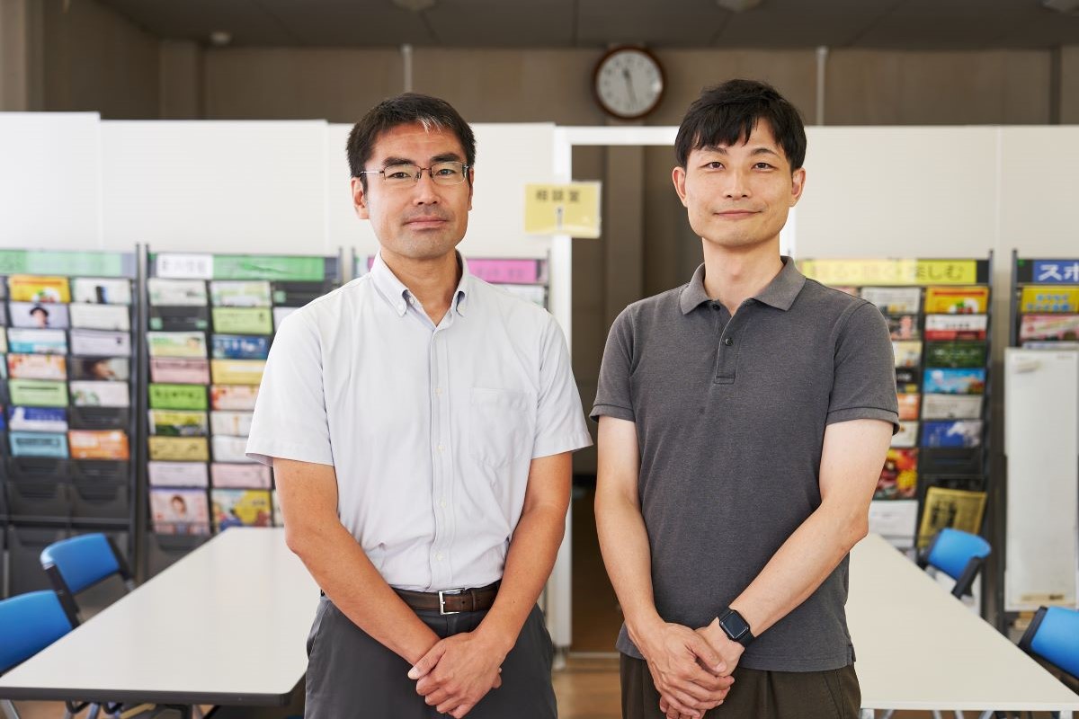 イメージ:(写真左から)高根沢町 新庁舎整備課 新庁舎整備係 係長 大貫 祥明氏、教育委員会事務局 学校教育課 学校支援係 係長 正田 大輔氏