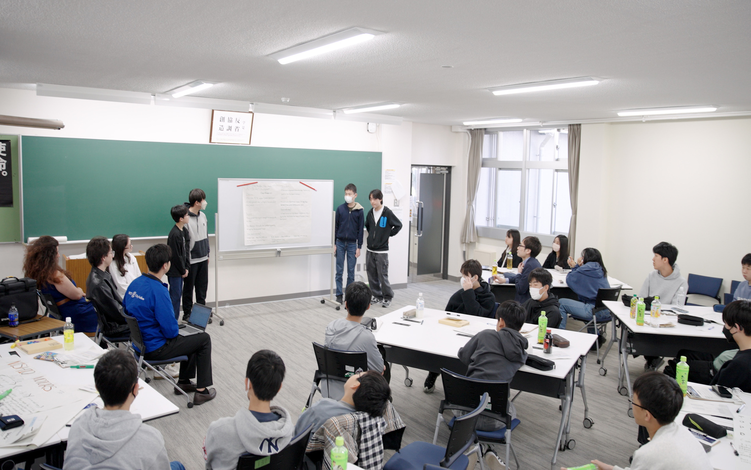 イメージ:ビジネス創造ワークショップに取り組む生徒たち