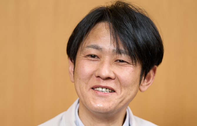 株式会社でん六 総務部 情報システム課　課長 安達 卓哉氏