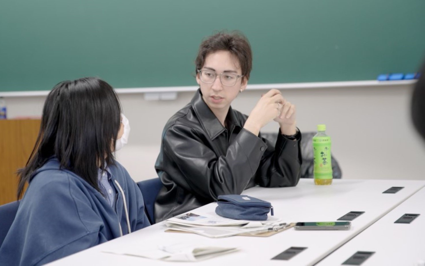 イメージ:ミネルバ大学の学生と交流する生徒たち