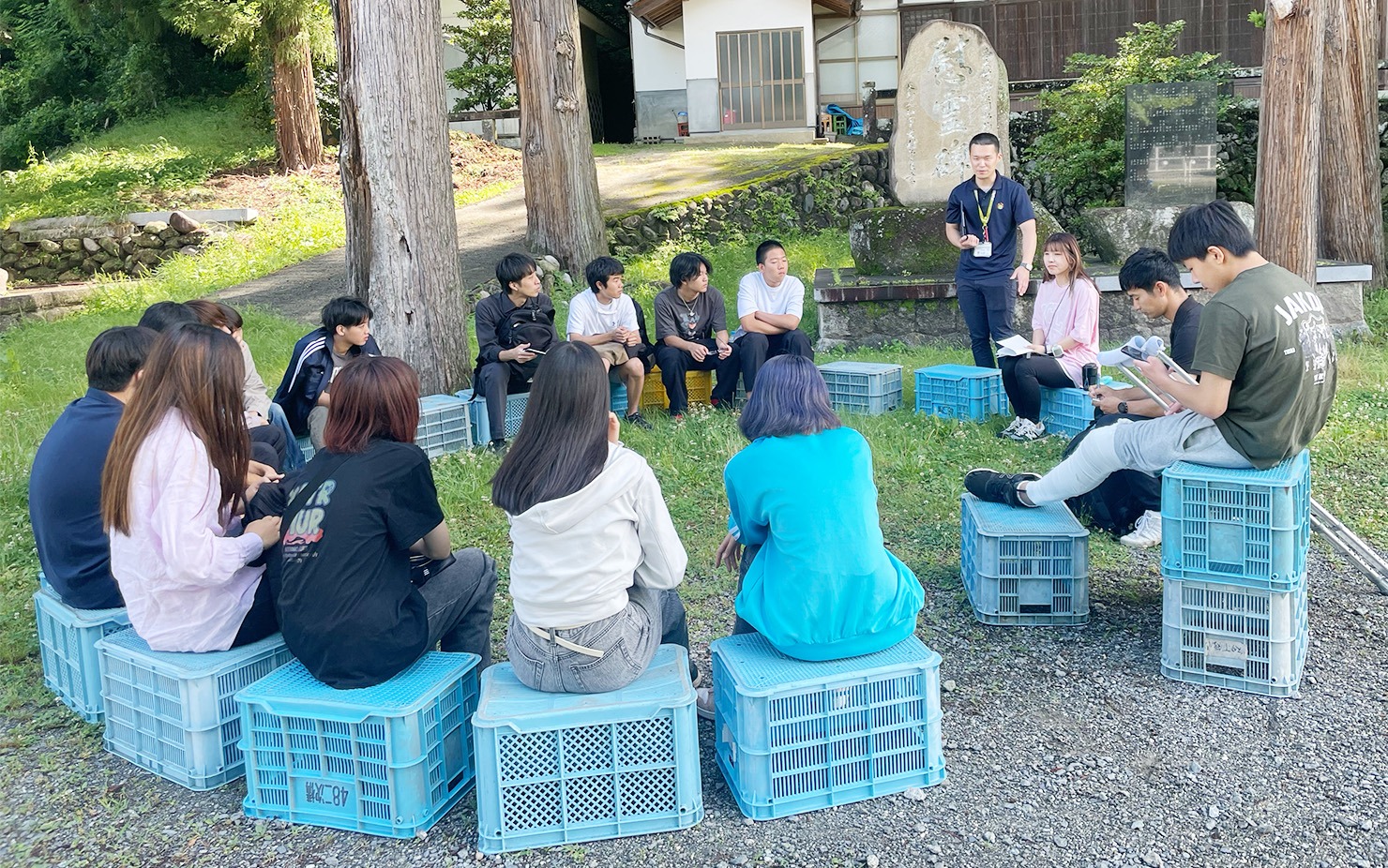 イメージ：喬木村の地域住民と話し合いをする生徒たち