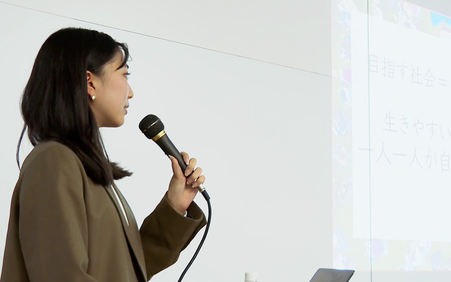 イメージ：ラボでの活動を通した探究の成果を発表をする生徒