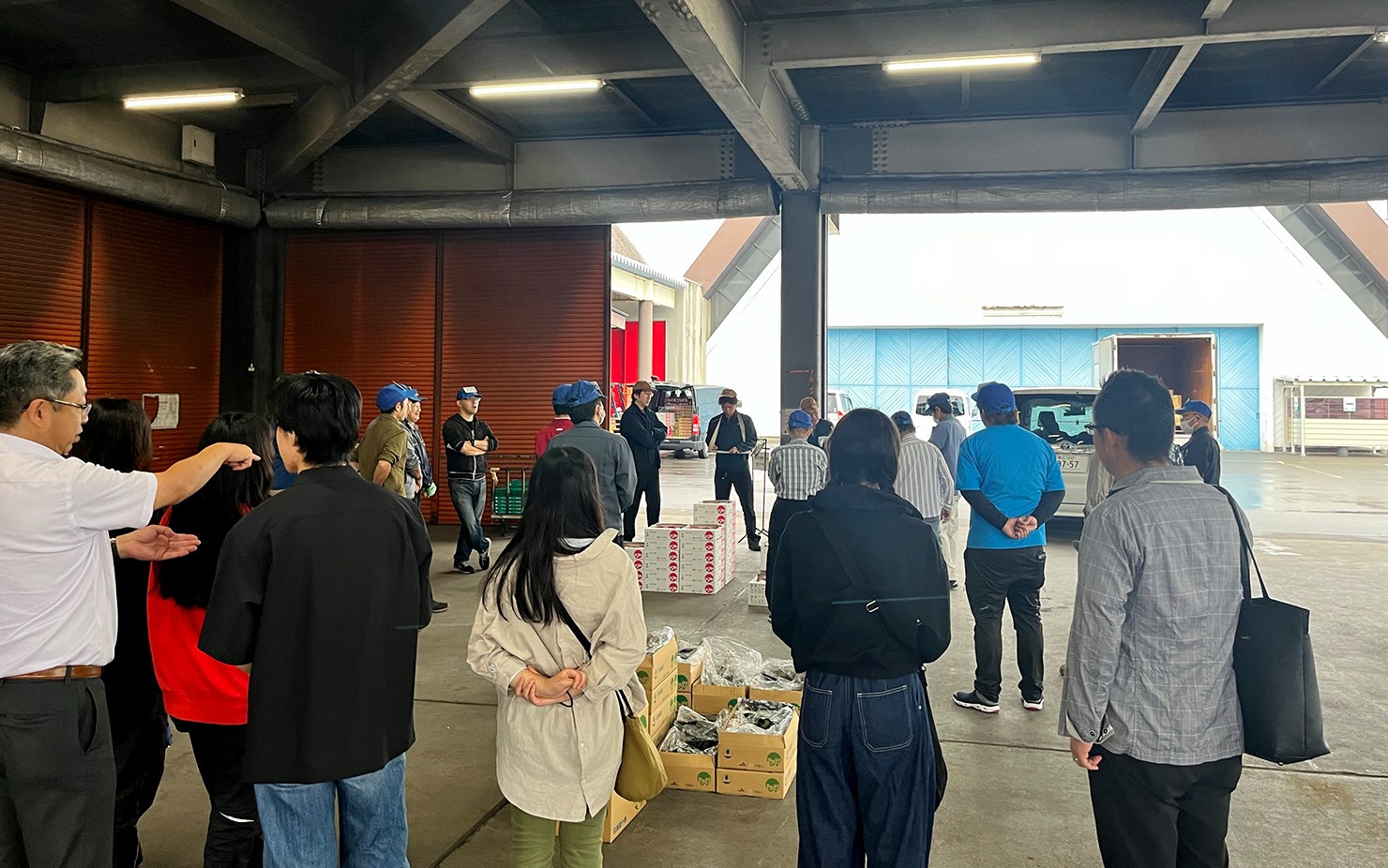 イメージ：早朝に帯広地方卸売市場で”せり”を見学する生徒たち