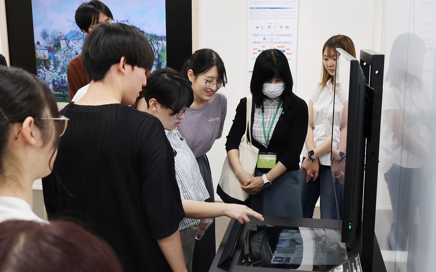 イメージ：NTTe-city Laboのデジタルアート展示を体感する参加生徒