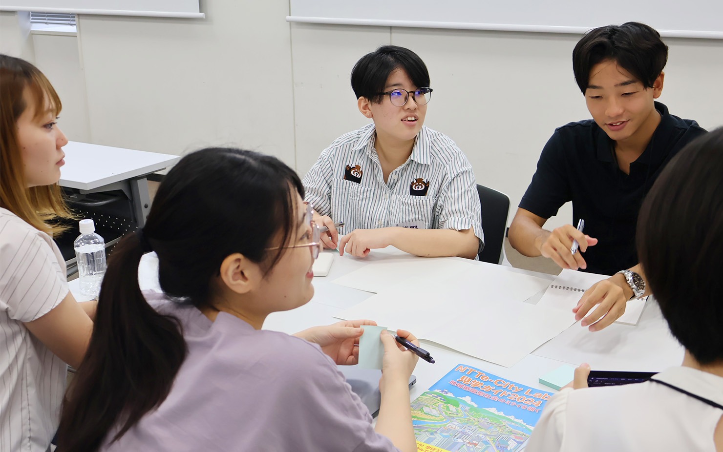 イメージ：2050年の購買活動”という広い題材について、様々な意見を話し合った