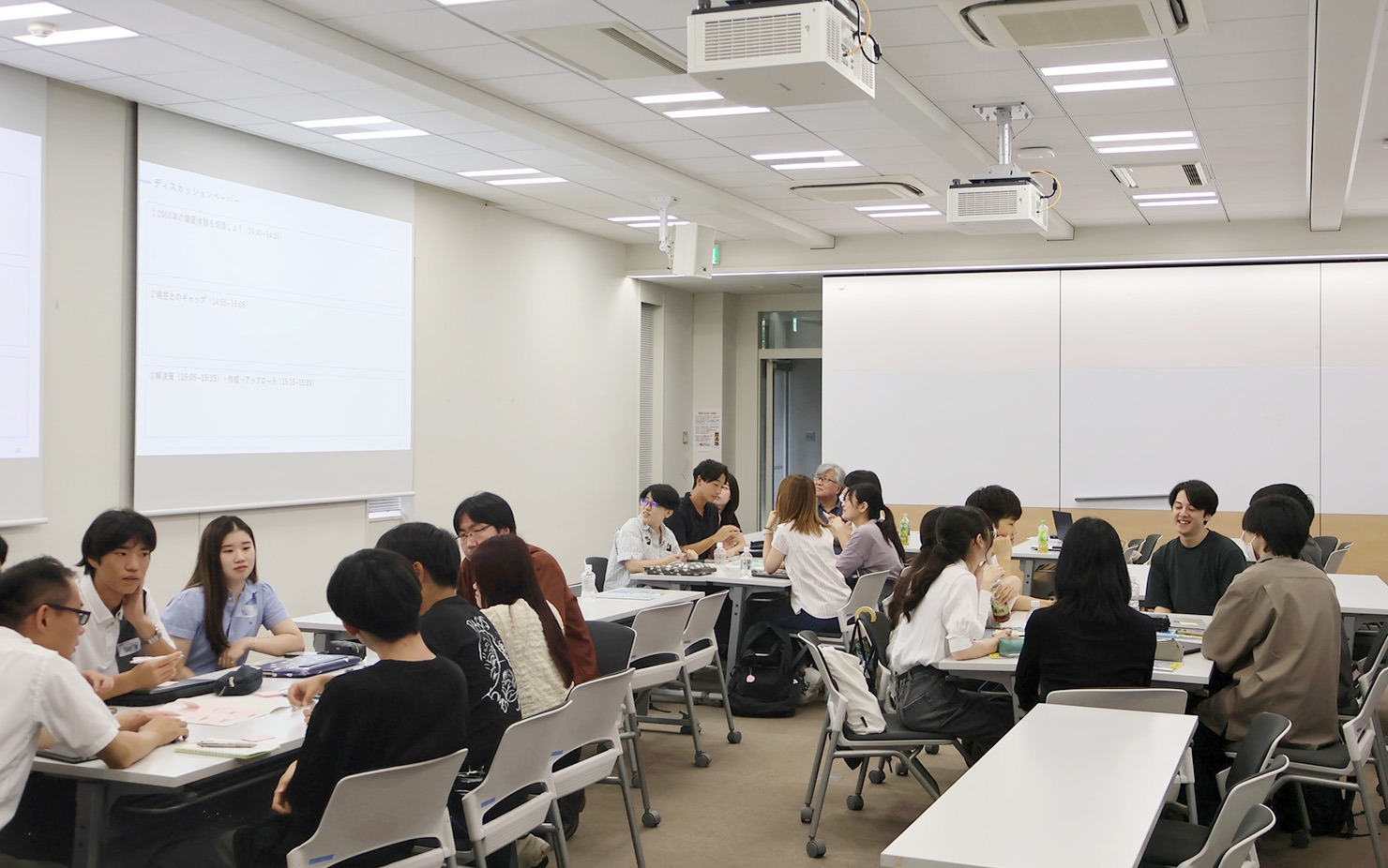 イメージ：グループに分かれて議論を深める生徒たち