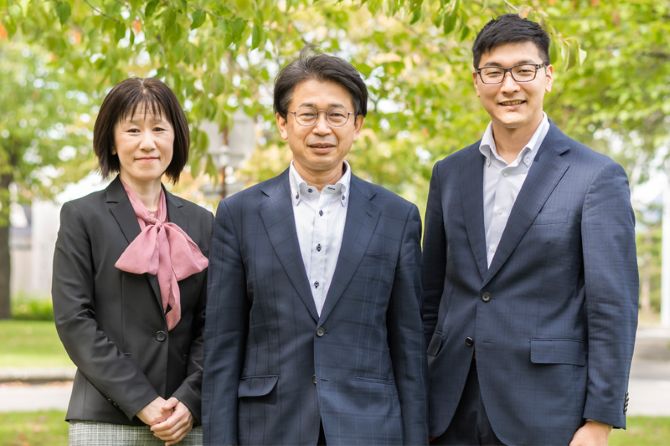 【本案件の担当者】(左から)NTT東日本 北海道支店 第一ビジネスイノベーション部 マーケティング担当(SE) 主査 秋山 香織、VCグループ VC担当 営業担当課長代理 古坐 岳志、マーケティング担当 泉 雄介