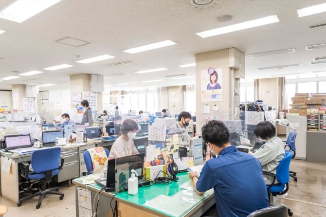 市民税や固定資産税など税金全般を担う税務課。紙の申請書を扱う業務が多く、自動化に着手"