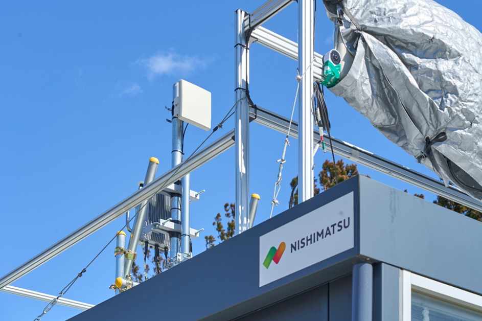 イメージ：施設の事務所の屋根にはローカル5G基地局装置が設置されている