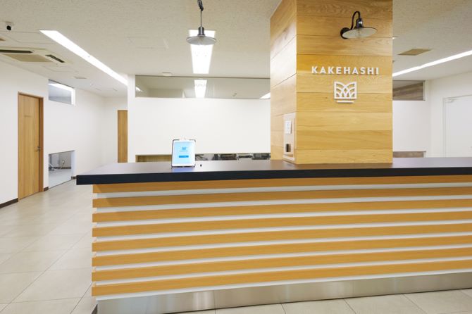 東京・東銀座のオフィスエントランス。ナチュラルなトーンで落ち着いた雰囲気
